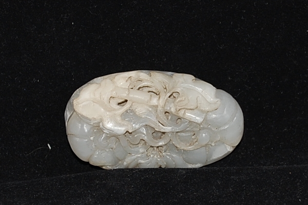 Jade / Schmuck: Antike Jade Lotosblten, Bambus und Fledermaus.