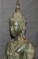 Antiker Buddha mit Königlichen Gewand