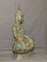 Antiker Buddha mit Königlichen Gewand