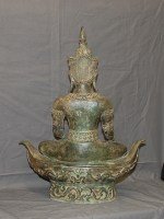Antiker Buddha mit Königlichen Gewand