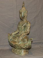 Antiker Buddha mit Königlichen Gewand