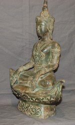 Antiker Buddha mit Königlichen Gewand