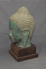 Sehr feine Buddha Kopf Skulptur auf Stand