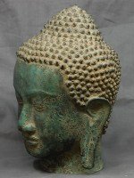 Sehr feine Buddha Kopf Skulptur auf Stand