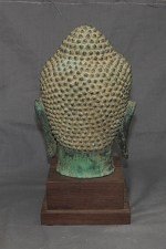 Sehr feine Buddha Kopf Skulptur auf Stand