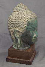 Sehr feine Buddha Kopf Skulptur auf Stand