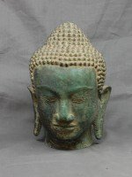 Sehr feine Buddha Kopf Skulptur auf Stand