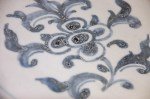 Antiker Teller Blau Weiss mit floralen Motiven im Zentrum und am Rand.  Der Teller stammt aus der Ladung einer Tschunke die um 1450 auf dem Weg von Vietnam nach Indonesien  im südchinesischem Meer vor  Hoi An sank. Teller der Ming Dynastie.