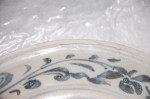 Antiker Teller Blau Weiss mit floralen Motiven im Zentrum und am Rand.  Der Teller stammt aus der Ladung einer Tschunke die um 1450 auf dem Weg von Vietnam nach Indonesien  im südchinesischem Meer vor  Hoi An sank. Teller der Ming Dynastie.