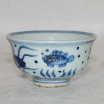Kleine Ming Dy Schale Blau-Weiss mit Fisch und Wasserpflanzen im Zentrum sowie an der Aussenwandung. Boden unglasiert.