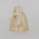 Antiker wunderschön und fein geschnitzter sitzender Hotei / Glücksbuddha in Bein. Sehr lieblicher Gesichtsausdruck und schöne Patina.
