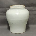 Antike kleine schön gearbeitete Ming-Dynastie Vase in hellem Scherben mit heller Qingbai-Glasur in exzellentem Zustand und Zertifikat.