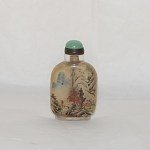 Kleine antike Snuff Bottle in Glas von innen bemalt mit Fernlandschaften und Lehrer. Signiert und sehr selten.