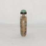 Kleine antike Snuff Bottle in Glas von innen bemalt mit Fernlandschaften und Lehrer. Signiert und sehr selten.