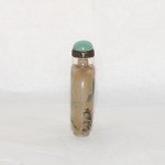 Kleine antike Snuff Bottle in Glas von innen bemalt mit Fernlandschaften und Lehrer. Signiert und sehr selten.