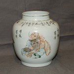 Antiker Schultertopf mit 3 Arhats