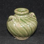 Antikes kleines Jarlet mit Celadon Glasur