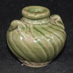 Antikes kleines Jarlet mit Celadon Glasur