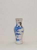 Antike B&W Vase mit Fernlandlandschaft und Pflaumenblüten
