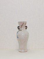 Antike B&W Vase mit Fernlandlandschaft und Pflaumenblüten