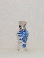Antike B&W Vase mit Fernlandlandschaft und Pflaumenblüten