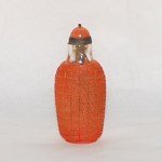 Antike Snuff Bottle in weissem Glas mit wiederkehrendem Schriftzeichen in Korallenrotem Glas geschnittem. Qianlong Marke Verrmtl. später.