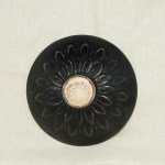 Seltener schwarzer Song Teller mit Lotos