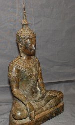 Antiker sitzender Buddha in Royalem Gewanmd