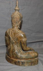 Antiker sitzender Buddha in Royalem Gewanmd