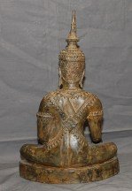 Antiker sitzender Buddha in Royalem Gewanmd
