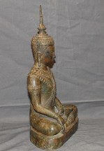 Antiker sitzender Buddha in Royalem Gewanmd