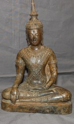 Antiker sitzender Buddha in Royalem Gewanmd