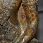 Antiker sitzender Buddha in Royalem Gewanmd