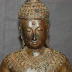 Antiker sitzender Buddha in Royalem Gewanmd