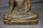 Antiker sitzender Buddha in Royalem Gewanmd