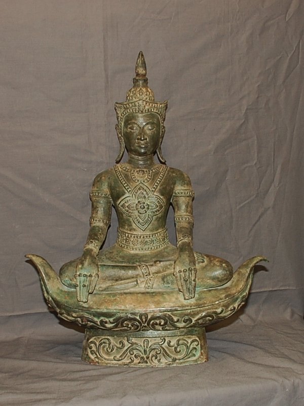 Antiker Buddha mit Königlichen Gewand
