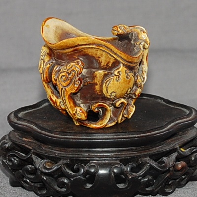 Antiker Cup in Tierhorn / Antler mit fünf Chilong