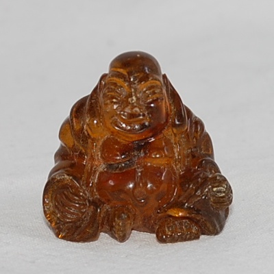 Kleiner feiner Glücksbuddha in Bernstein