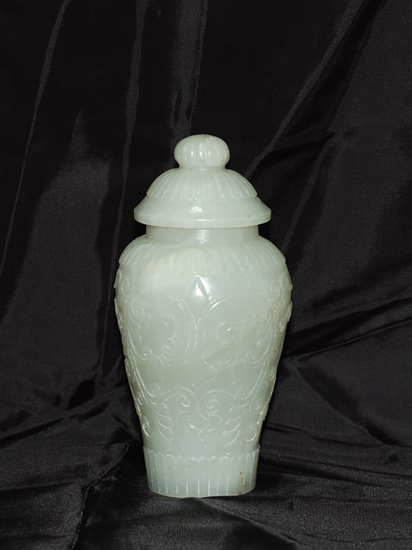 Antikes Väschen mit Deckel Jade