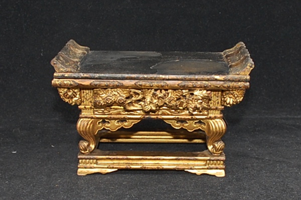 Antiker Buddhistischer Altar in Butsudanholz vergoldet.