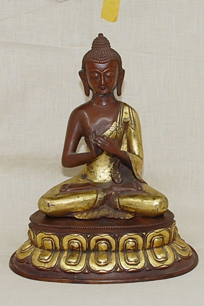 Antiker Buddha auf Lotosthron sitzend