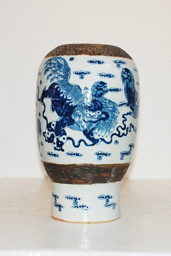Sehr schöne antike Vase in Unterglasur Blau / Weiss mit Foo Hunden. Sehr spezielle und seltene Form. Perfekter Zustand.