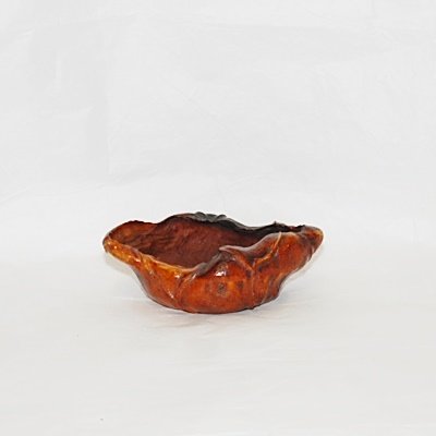 Antiker sehr schön geschnitzter Pinselwascher / Brushpot in Form eines Lotosblattes. In Tierhorn gearbeitet mit feiner Politur und Patina.