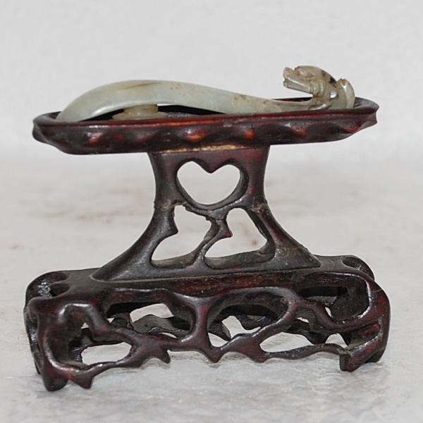 Antiker sehr feiner Hetian Jade Belt Hook mit Holzstand in hetian 
