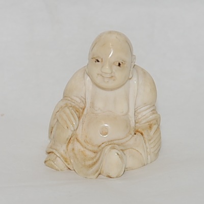 Antiker wunderschön und fein geschnitzter sitzender Hotei / Glücksbuddha in Bein. Sehr lieblicher Gesichtsausdruck und schöne Patina.