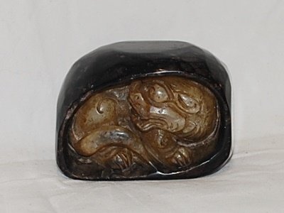 Antiker Stempel / Seal mit Drachen in der Höhle. Geschnitzt aus shou Shan Stein oder Jadeit. Sichtbar ist die Vorderseite und die Rückseite des Drachens. Schöner und seltener Stempel / Seal.