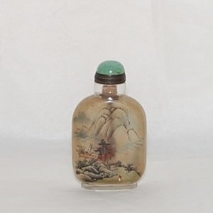 Kleine antike Snuff Bottle in Glas von innen bemalt mit Fernlandschaften und Lehrer. Signiert und sehr selten.