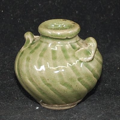 Antikes kleines Jarlet mit Celadon Glasur