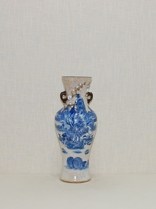 Antike B&W Vase mit Fernlandlandschaft und Pflaumenblüten