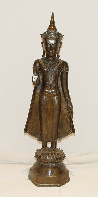 Antiker auf Lotos stehender Buddha